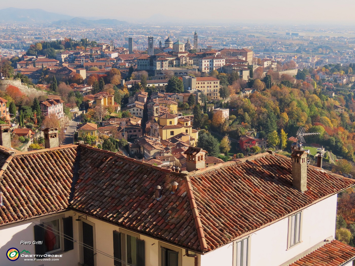32 Da San Vigilio-funicolare splendida vista su Citta Alta.JPG